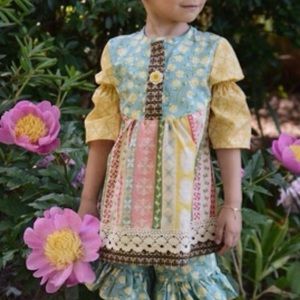 ⭐️Persnickey gorgeous outfit size 4